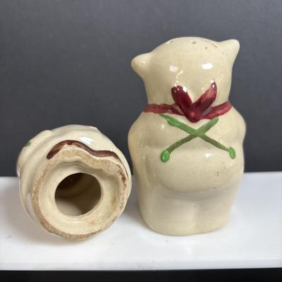 LOT 385: Vintage Shawnee Salt &n Pepper Shakers