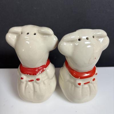 LOT 385: Vintage Shawnee Salt &n Pepper Shakers