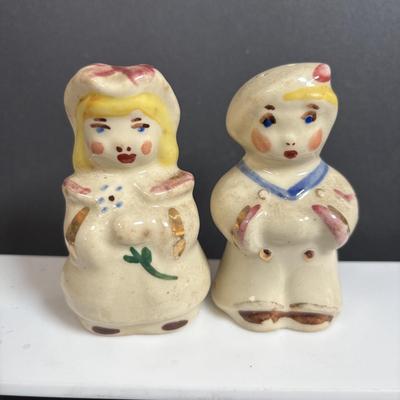 LOT 385: Vintage Shawnee Salt &n Pepper Shakers
