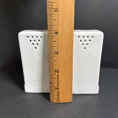 LOT 386: Collection of Six Vintage Salt/Pepper Shakers