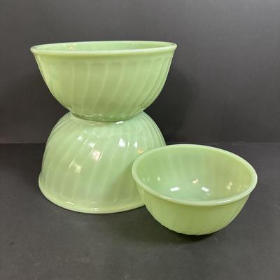 LOT 391: Set of 3 Unmarked Jadeite Mixing Bowls