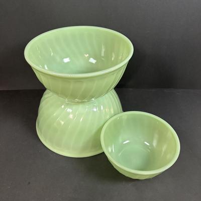 LOT 391: Set of 3 Unmarked Jadeite Mixing Bowls