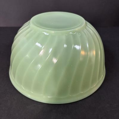 LOT 392: Vintage Jadeite Mixing Bowl and Art Deco Vases along with an Art Deco "Oyster & Pear White with Green" Leaf Candy...