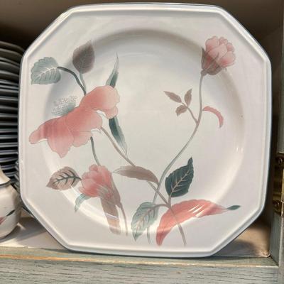 Kitchen Lot - 1 -Mikasa Silk Flowers 16 dinner plates plus everything pictured