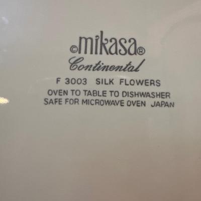 Kitchen Lot - 1 -Mikasa Silk Flowers 16 dinner plates plus everything pictured