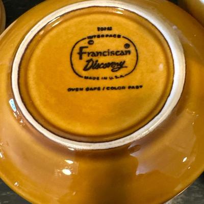 Kitchen Lot - 3- Franciscan Discovery 6 dinner plates plus everything pictured