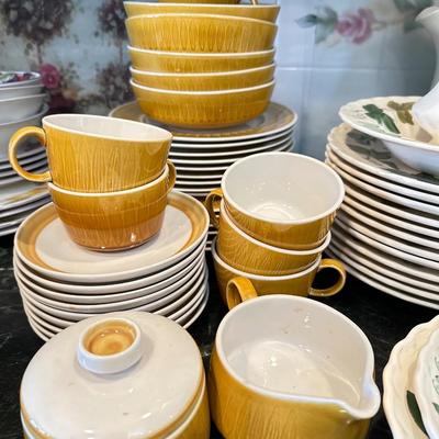 Kitchen Lot - 3- Franciscan Discovery 6 dinner plates plus everything pictured