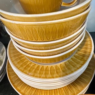 Kitchen Lot - 3- Franciscan Discovery 6 dinner plates plus everything pictured