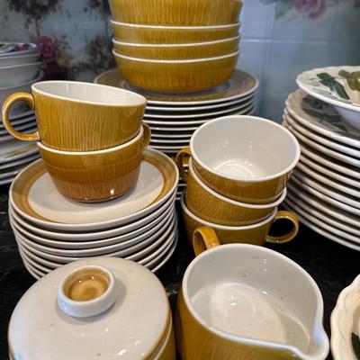 Kitchen Lot - 3- Franciscan Discovery 6 dinner plates plus everything pictured