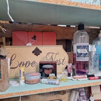 Sale Photo Thumbnail #477: includes all the items on the shelf.