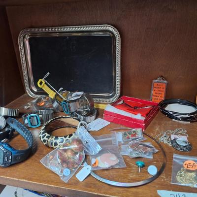Sale Photo Thumbnail #492: jewelry and other items