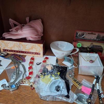 Sale Photo Thumbnail #495: jewelry and other items