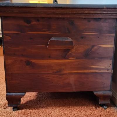 LOT 7B: Antique Hill-Hoel Mfg. Co. Red Cedar Storage Chest