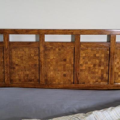 LOT 8B: Thomasville Queen Bed with Matching End Tables and Lamps