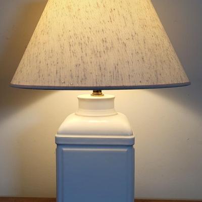 LOT 8B: Thomasville Queen Bed with Matching End Tables and Lamps