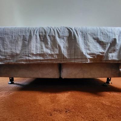 LOT 8B: Thomasville Queen Bed with Matching End Tables and Lamps