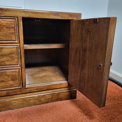 LOT 8B: Thomasville Queen Bed with Matching End Tables and Lamps
