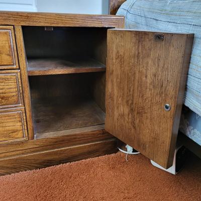 LOT 8B: Thomasville Queen Bed with Matching End Tables and Lamps