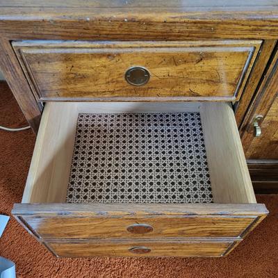 LOT 8B: Thomasville Queen Bed with Matching End Tables and Lamps