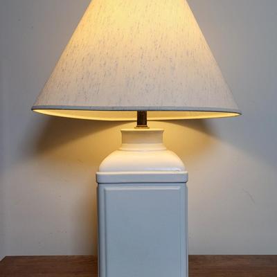 LOT 8B: Thomasville Queen Bed with Matching End Tables and Lamps