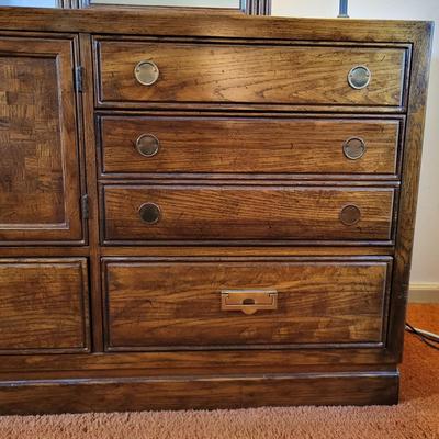 LOT 10B: Thomasville Dresser with Pair of Standing Mirrors and Lamp