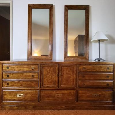 LOT 10B: Thomasville Dresser with Pair of Standing Mirrors and Lamp