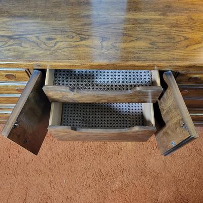 LOT 10B: Thomasville Dresser with Pair of Standing Mirrors and Lamp