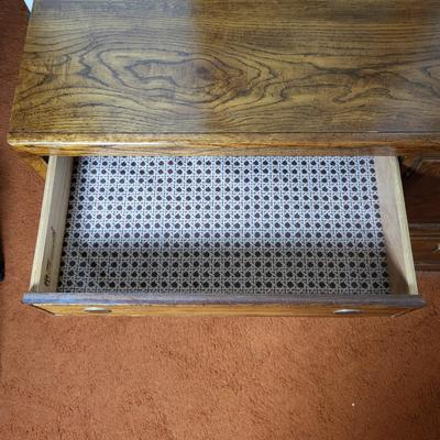 LOT 10B: Thomasville Dresser with Pair of Standing Mirrors and Lamp