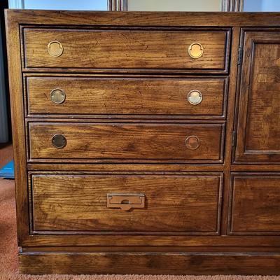 LOT 10B: Thomasville Dresser with Pair of Standing Mirrors and Lamp
