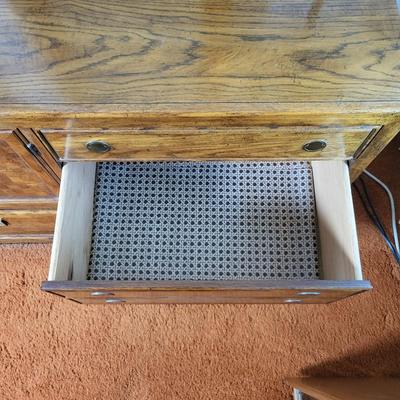 LOT 10B: Thomasville Dresser with Pair of Standing Mirrors and Lamp