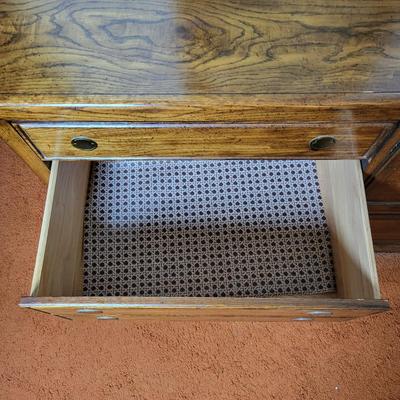 LOT 10B: Thomasville Dresser with Pair of Standing Mirrors and Lamp
