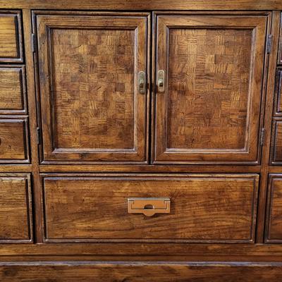 LOT 10B: Thomasville Dresser with Pair of Standing Mirrors and Lamp