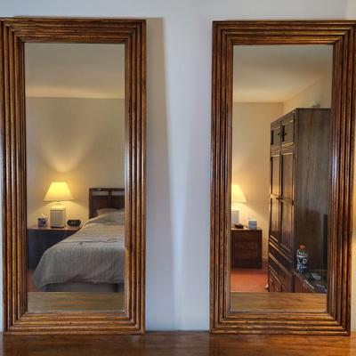 LOT 10B: Thomasville Dresser with Pair of Standing Mirrors and Lamp