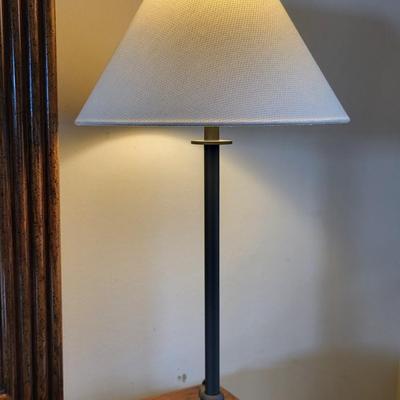 LOT 10B: Thomasville Dresser with Pair of Standing Mirrors and Lamp