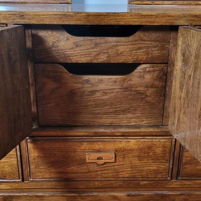 LOT 10B: Thomasville Dresser with Pair of Standing Mirrors and Lamp