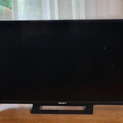 LOT 11B: Sony 32" TV and Remote with Glass Door Two Shelf Stand on Wheels