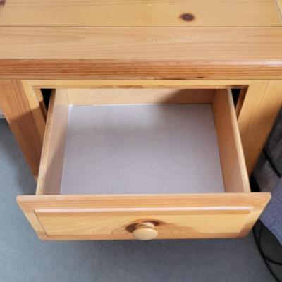 LOT 15B: Broyhill Queen Bed and Matching Nightstand with Pair of Lamps