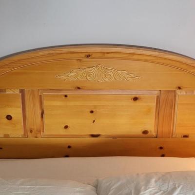 LOT 15B: Broyhill Queen Bed and Matching Nightstand with Pair of Lamps