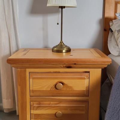 LOT 15B: Broyhill Queen Bed and Matching Nightstand with Pair of Lamps