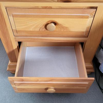 LOT 15B: Broyhill Queen Bed and Matching Nightstand with Pair of Lamps