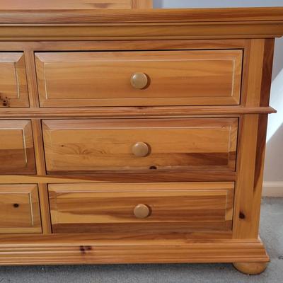 LOT 16B: Broyhill Six Drawer Vanity and Lamp