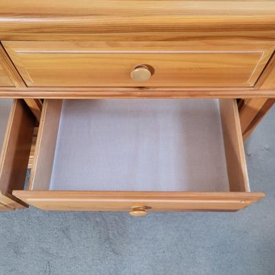 LOT 16B: Broyhill Six Drawer Vanity and Lamp