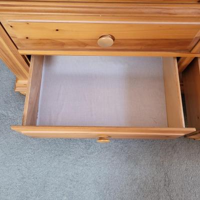 LOT 16B: Broyhill Six Drawer Vanity and Lamp