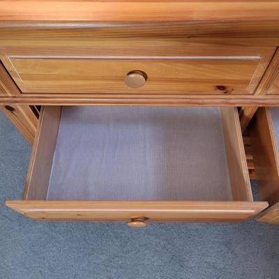 LOT 16B: Broyhill Six Drawer Vanity and Lamp