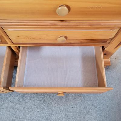LOT 16B: Broyhill Six Drawer Vanity and Lamp
