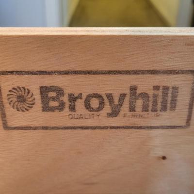 LOT 16B: Broyhill Six Drawer Vanity and Lamp