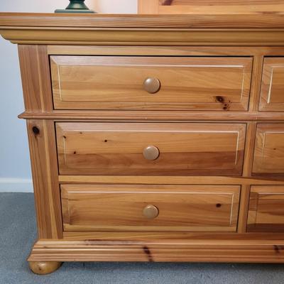 LOT 16B: Broyhill Six Drawer Vanity and Lamp