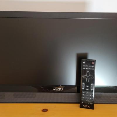 LOT 17B: Broyhill Standing Dresser with Vizio 21" TV and Remote