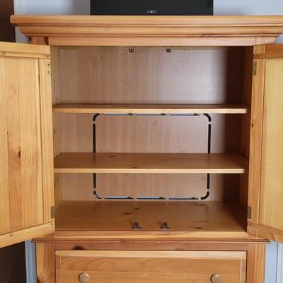 LOT 17B: Broyhill Standing Dresser with Vizio 21" TV and Remote