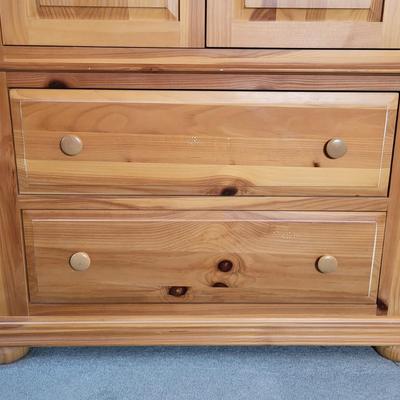 LOT 17B: Broyhill Standing Dresser with Vizio 21" TV and Remote